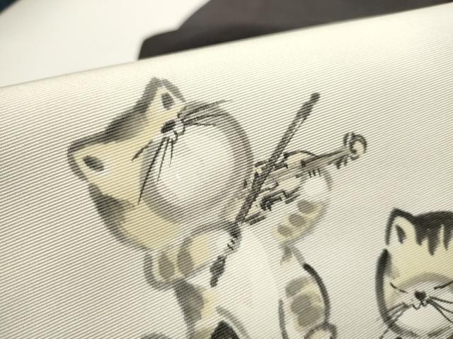 平和屋着物●塩瀬　九寸名古屋帯　手描き　猫　演奏　銀通し地　正絹　逸品　CABE4705hy