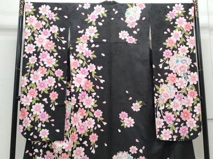 平和屋着物●豪華振袖　駒刺繍　花束文　黒地　銀通し地　正絹　逸品　CABE6621th