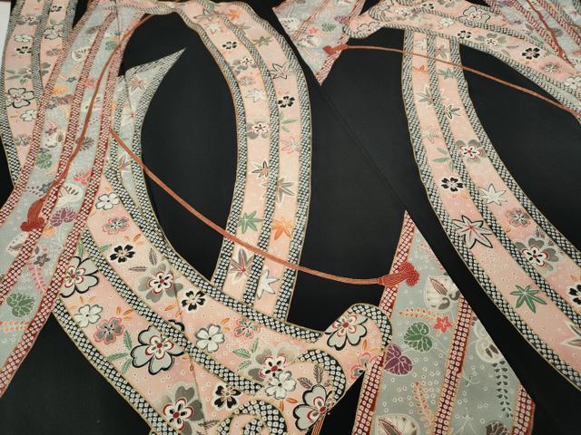 平和屋着物●豪華振袖　駒刺繍　熨斗草花文　黒地　金彩　正絹　逸品　CABE6879ut