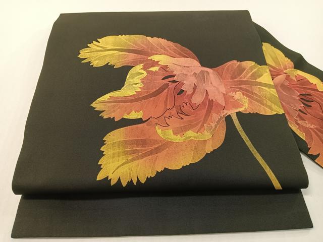 平和屋着物●塩瀬　九寸名古屋帯　作家物　手描き　ろうけつ染め　枝花文　黒地　正絹　逸品　CABF0791vp