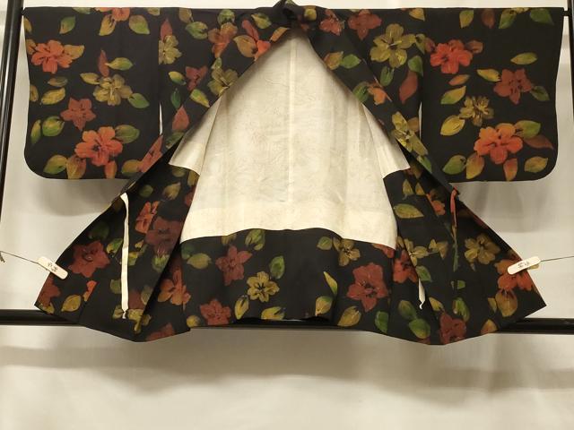 平和屋着物＃道中着　草花文　黒地　正絹　逸品　CABF8852in