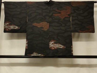 平和屋着物＃羽織　寿光織　雲重ね草花文　黒地　金銀糸　正絹　逸品　CABF8864in