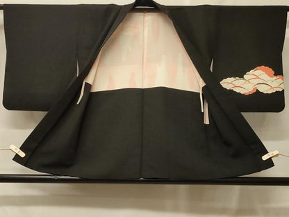 平和屋着物＃羽織　駒刺繍　雲重ね芝草文　黒地　金彩　正絹　逸品　CABF9044in