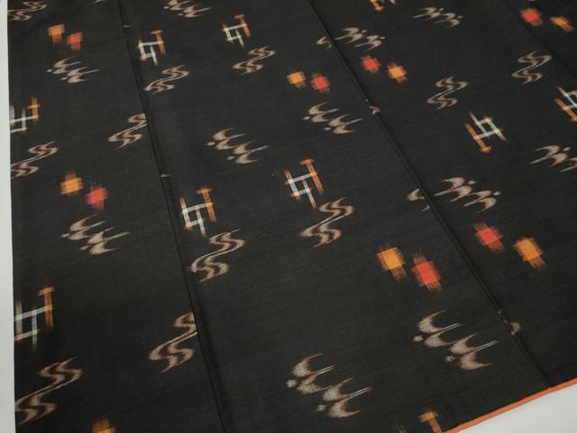 平和屋着物●本場琉球絣　黒地　正絹　逸品　CABG0401yc