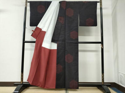 平和屋着物●本場結城紬　重要無形文化財　飛び亀甲柄　100亀甲　亀甲陶器文　正絹　逸品　CABG0408yc