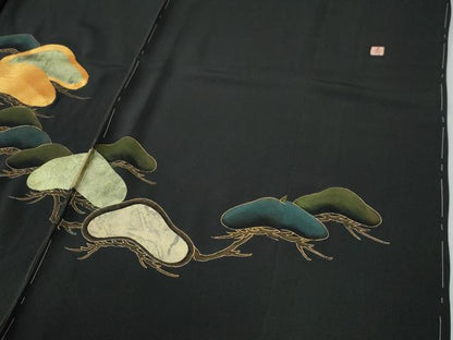 平和屋着物●豪華黒留袖　作家物　駒刺繍　万寿菊　松笹花唐草文　金彩　仮絵羽　正絹　逸品　未使用　CABG0511yc
