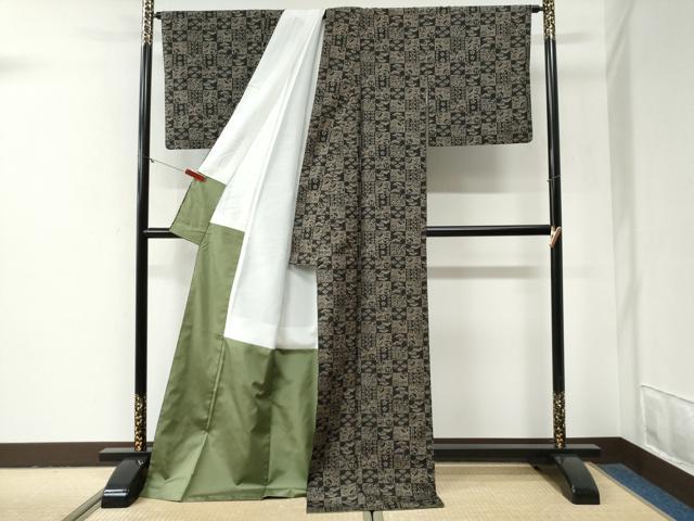 平和屋着物●本場大島紬　9マルキ　市松竹梅花蝶文　ロング丈　正絹　逸品　CABG1010yc