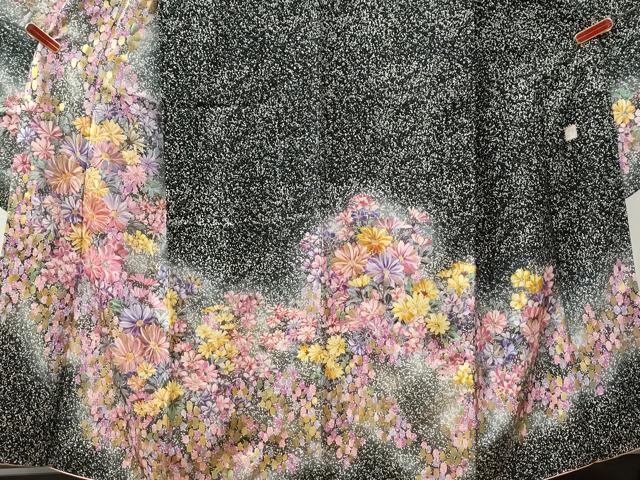 平和屋着物●紫綬褒章　巨匠『岩田専太郎』　振袖　舞花文　たたき染め　黒地　金彩　正絹　逸品　CABG1200yc