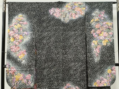 平和屋着物●紫綬褒章　巨匠『岩田専太郎』　振袖　舞花文　たたき染め　黒地　金彩　正絹　逸品　CABG1200yc