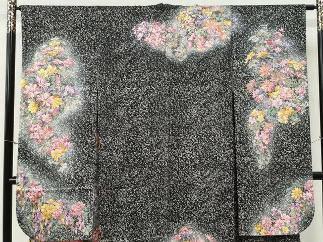 平和屋着物●紫綬褒章　巨匠『岩田専太郎』　振袖　舞花文　たたき染め　黒地　金彩　正絹　逸品　CABG1200yc