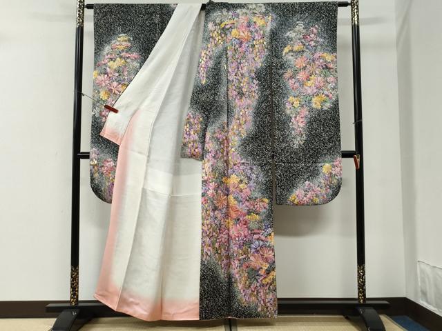 平和屋着物●紫綬褒章　巨匠『岩田専太郎』　振袖　舞花文　たたき染め　黒地　金彩　正絹　逸品　CABG1200yc