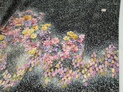 平和屋着物●紫綬褒章　巨匠『岩田専太郎』　振袖　舞花文　たたき染め　黒地　金彩　正絹　逸品　CABG1200yc