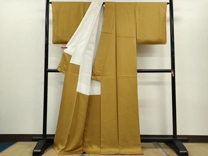 平和屋着物●上質な色無地　舞花地紋　黄土色　正絹　逸品　未使用　CABG2111ze