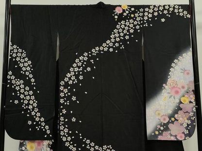 平和屋着物●豪華振袖　駒刺繍　鞠舞花文　暈し染め　黒地　金彩　やまと謹製　正絹　逸品　CABG2141ze