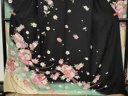 平和屋着物●豪華振袖　舞花鞠文　暈し染め　黒地　金通し地　正絹　逸品　CABG5394ut