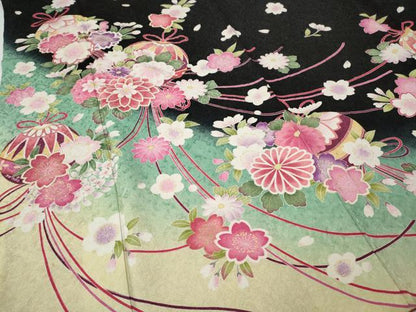平和屋着物●豪華振袖　舞花鞠文　暈し染め　黒地　金通し地　正絹　逸品　CABG5394ut