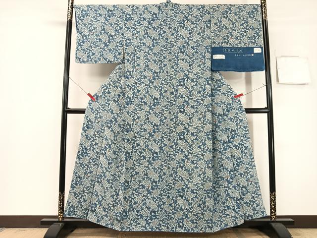 平和屋着物●藍染師　大沢章扶　小紋　本藍瓶ぞめ　牡丹唐草文　鬼しぼ縮緬　反端付き　正絹　逸品　CABG7762vp