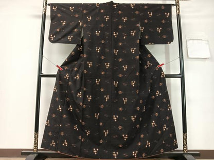 平和屋着物●上質な紬　琉球絣文様　黒地　正絹　逸品　CABG7763vp