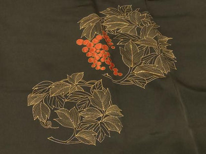 平和屋着物＃羽織　駒刺繍　葡萄蔦の葉丸文　黒地　金彩　正絹　逸品　CABG8086in