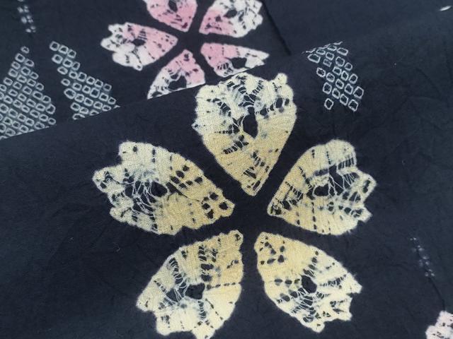 平和屋着物∴夏物　浴衣　有松鳴海絞り　舞桜　矢羽文様　濃紺地　綿　逸品　未使用　CABH1412ng