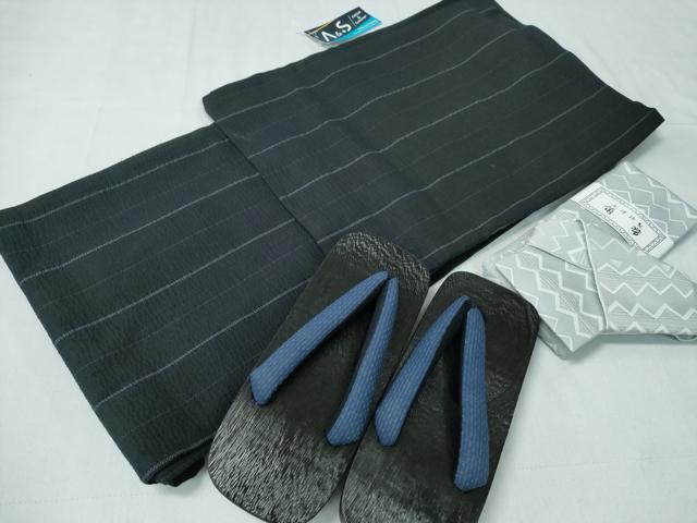 平和屋着物∴夏物　男性　阿波しじら織　浴衣・角帯・下駄セット　縞　黒地　綿　逸品　未使用　CABH1467ng