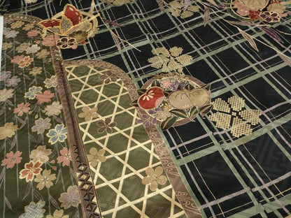 平和屋着物●豪華振袖　駒刺繍　花蝶丸文　金彩　正絹　逸品　CABH2428ut