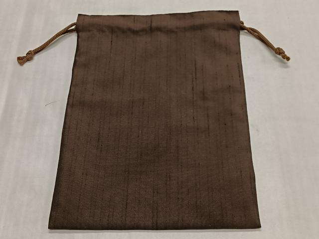 平和屋着物∞男性　角袖　紬地　憲法茶色　巾着付き　正絹　逸品　未使用　CABH3296ua
