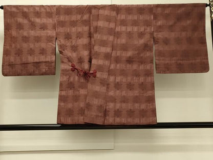 平和屋着物＃道中着　横段草花地紋　砺茶色　正絹　逸品　CABH6979in