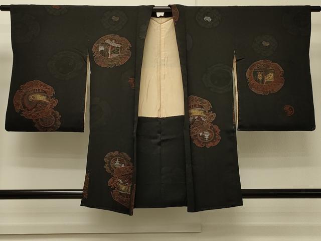平和屋着物＃羽織　寿光織　絵皿風景文　黒地　銀糸　正絹　逸品　CABH7117in
