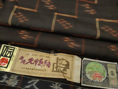 平和屋着物●本場久米島紬　草木染　泥染め　手織り　証紙付き　正絹　逸品　CABH9749ut