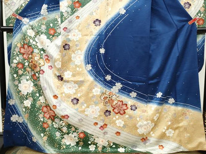 平和屋着物●豪華振袖　駒刺繍　舞花文　金彩　正絹　逸品　CABH9918ut