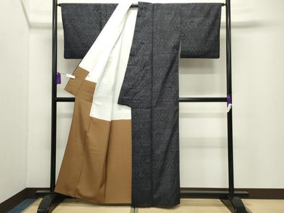 平和屋着物●本場結城紬　重要無形文化財　100亀甲　舞蝶花鳥文　正絹　逸品　CABI0738gh