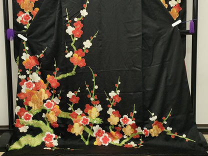 平和屋本店●お引きずり・お引き摺り・引き振袖　和装　結婚式　舞妓　芸妓　芸者　衣装　駒刺繍　枝梅文　黒地　金彩　逸品　CABI1015gh