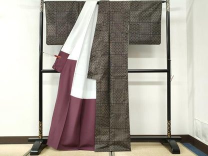 平和屋着物●本場大島紬　9マルキ　泥染め　色紙青海波吉祥文　中川織物特製　証紙付き　正絹　逸品　CABI2110yc