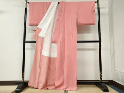 平和屋着物●日展作家　山本唯与志　レリーフ染　色無地　紋意匠　珊瑚色　松坂屋扱い　正絹　逸品　CABI2398yc