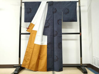 平和屋着物●結城紬　100亀甲　雪輪舞蝶文　正絹　逸品　CABI2483yc