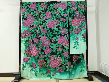 平和屋着物●豪華振袖　刺繍　牡丹　暈し染め　黒地　金通し地　正絹　逸品　CABI2669yc