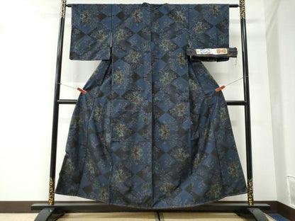 平和屋着物●本場大島紬　9マルキ　泥染め　葡萄花唐草文　美代イツ作　証紙付き　正絹　逸品　未使用　CABI2743yc