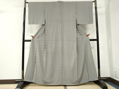 平和屋着物●上質な小紋　矢羽文　黒地　正絹　逸品　CABI3320yc