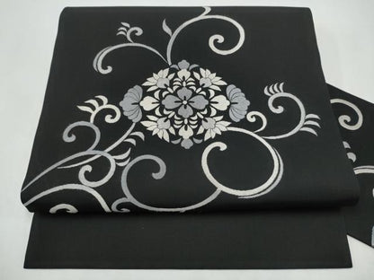 平和屋着物●塩瀬　九寸名古屋帯　総刺繍　花唐草文　黒地　正絹　逸品　CABI8911hy