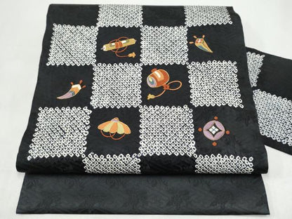平和屋着物●九寸名古屋帯　絞り　総刺繍　駒刺繍　市松宝尽くし文　黒地　正絹　逸品　CABI9115hy