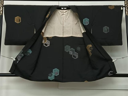 平和屋着物∞羽織　寿光織　亀甲花文　黒地　金銀糸　正絹　逸品　未使用　CABI9292ua