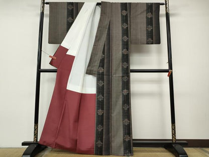 平和屋着物●本場大島紬　7マルキ　孔雀間道　正絹　逸品　CABI9864ut
