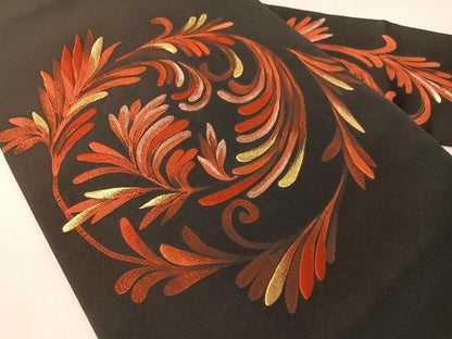平和屋着物●塩瀬　九寸名古屋帯　刺繍　ろうけつ染め　唐草文　黒地　金糸　正絹　逸品　CABJ0455vp
