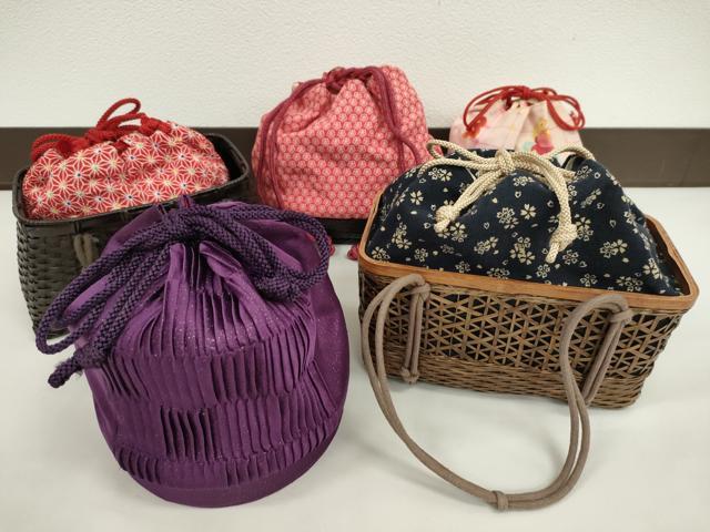 平和屋着物▼夏物　和装小物　和装バッグ　籠巾着まとめて５点　浴衣　縮緬　麻の葉柄　舞桜　梅　金通し地など　逸品　CABJ1486ju