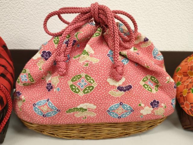 平和屋着物▼夏物　和装小物　和装バッグ　籠巾着まとめて５点　浴衣　麻の葉　姉さん人形柄　縮緬　綿など　逸品　CABJ1533ju
