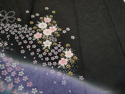 平和屋着物●豪華振袖　駒刺繍　鞠舞花文　暈し染め　黒地　金通し地　正絹　逸品　CABJ2485ze