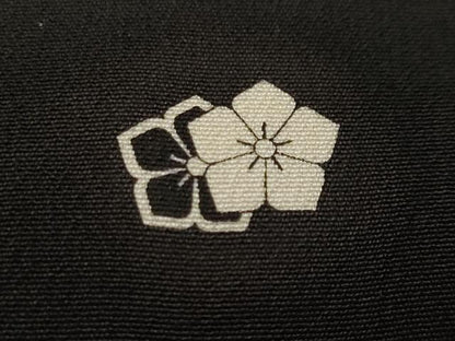 平和屋着物■豪華黒留袖　駒刺繍　扇面飛鶴枝菊文　金銀彩　正絹　逸品　CABJ3159ev