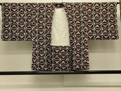 平和屋着物＃羽織　花菱文　黒地　正絹　逸品　CABJ5538in