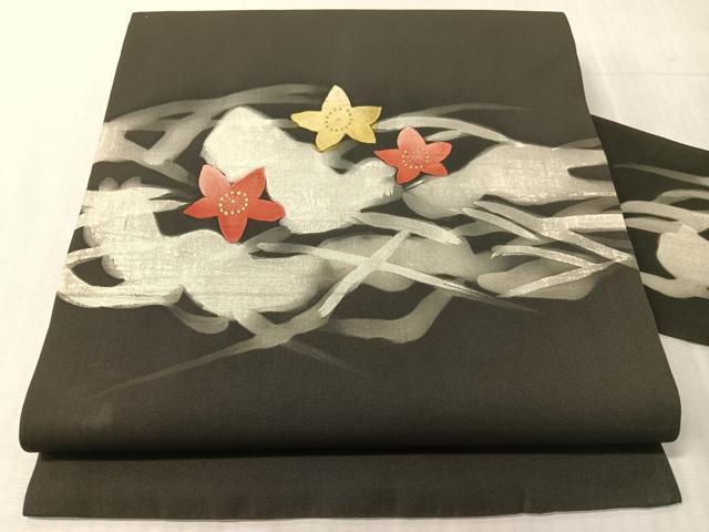 平和屋着物●塩瀬　九寸名古屋帯　ろうけつ染め　霞花文　黒地　金彩　正絹　逸品　CABJ7225vp